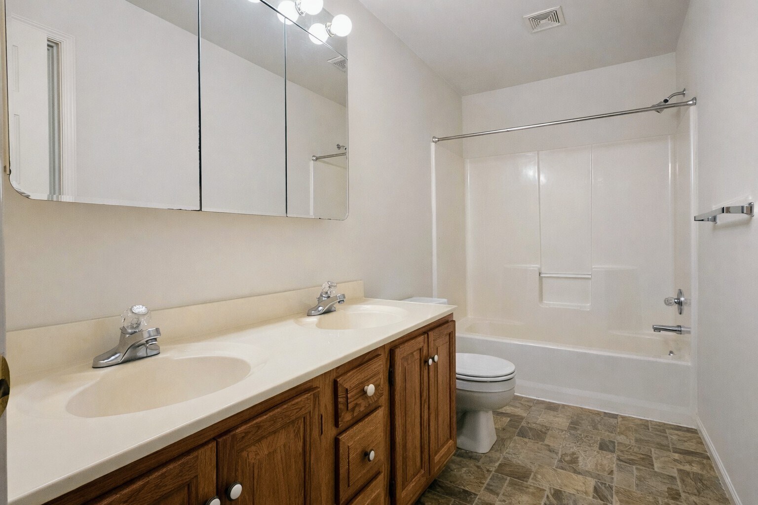 Building Photo - 83 Brookfield Rd