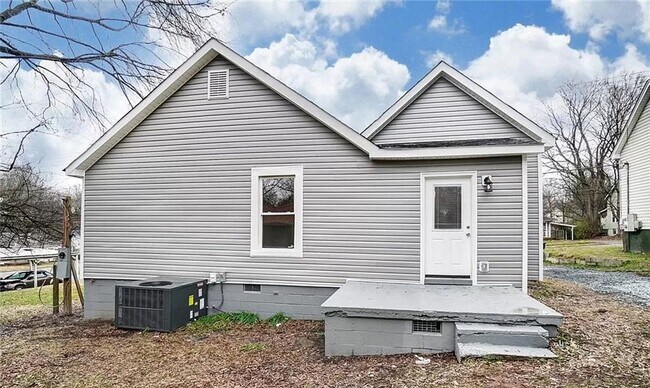 Building Photo - Welcome to this charming 3-bedroom, 2-bathroom home located in the vibrant city of Concord, NC.