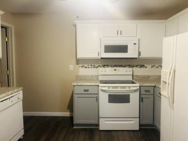 Building Photo - 2/1 Available For Move In Now!