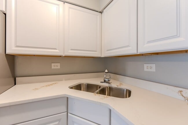 Building Photo - 6947 S Jeffery Blvd