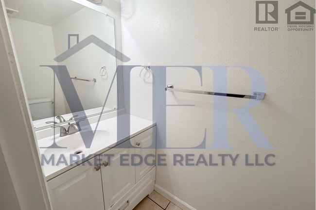 Building Photo - 2Bed/1.5Bath Townhome at Glendale/43rd Ave! Ready for Immediate Move-In!