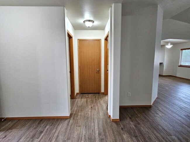 Building Photo - Open, One-Level Living- 4 Bedroom, 2.5 Bath Richland Home with Spacious Backyard