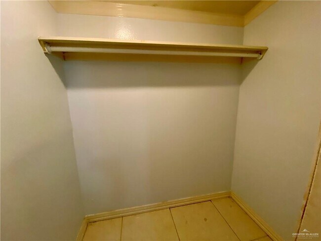 Building Photo - 14 Rd Runner St