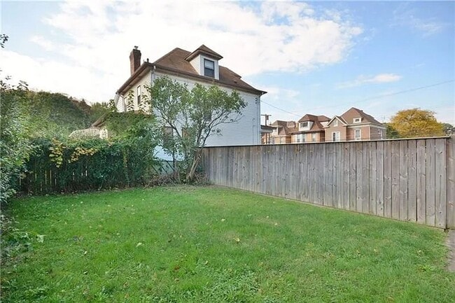 Building Photo - Pet Friendly Large 3 bedroom