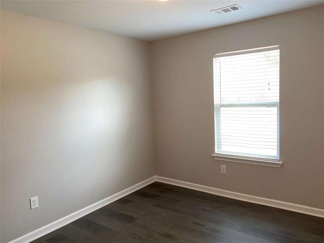 Building Photo - 701 Walnut Woods Dr