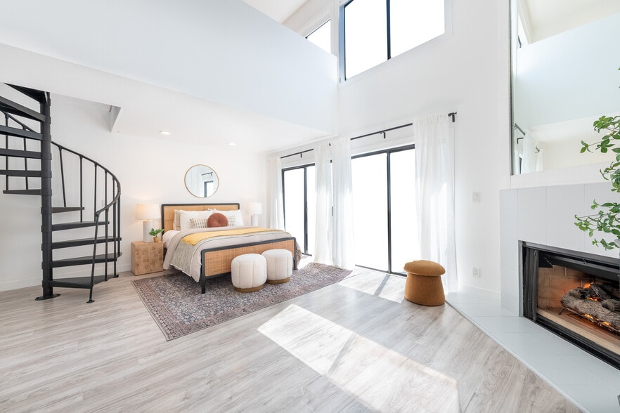 Primary Bedroom with Loft - 839 Larrabee St