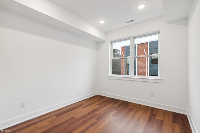 Building Photo - 2 br, 1 bath Triplex - 2554 FRANKFORD AVE ...