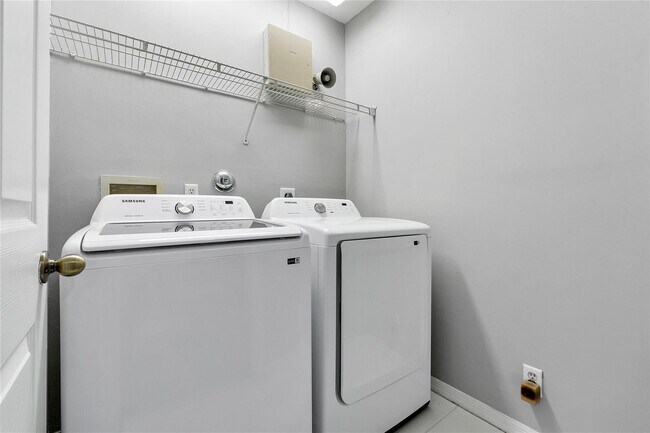 Building Photo - 9664 Royal Palm Blvd