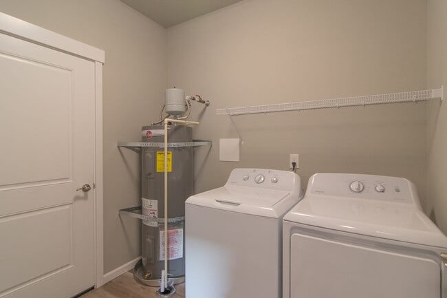 Building Photo - 2 Bed 2 Bath Single level home in Gated pr...