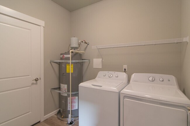 Building Photo - MOVE IN SPECIAL * FIRST MONTH FREE RENT* 2 Bed 2 Bath Single level home in Gated private community