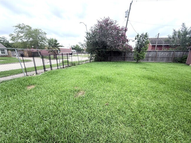 Building Photo - 7303 Shiner Ln