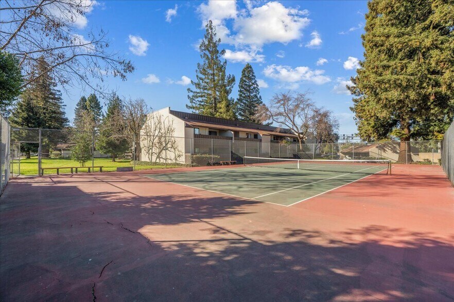 Building Photo - 999 W Evelyn Ave