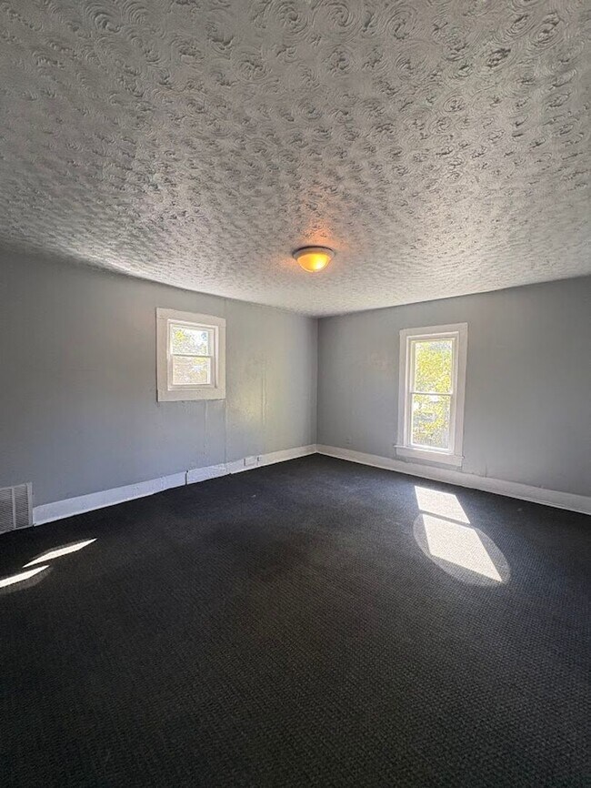 Building Photo - Two bedroom one bathroom home for rent