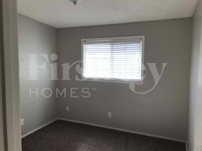 Building Photo - 1158 E Concorda Dr