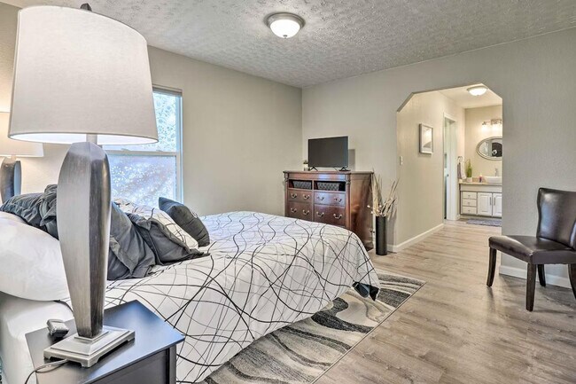 Building Photo - 1217 Falcon Ave