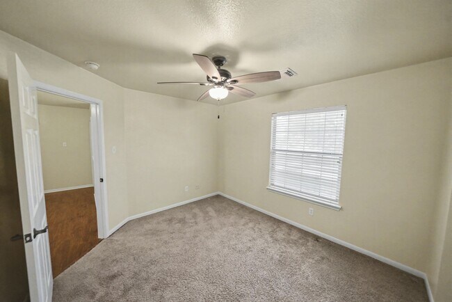 Building Photo - Beautiful 5-Bedroom Home in Schertz - Realtor Commission: $750