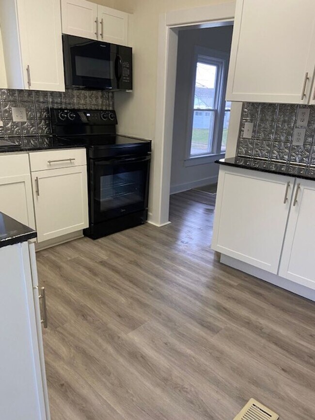 Building Photo - 3 Bedroom, 2 Bath w/Full Finished Basement and Lots of Charm