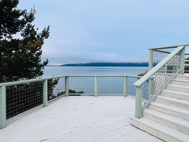 Building Photo - La Conner Home with Stunning View