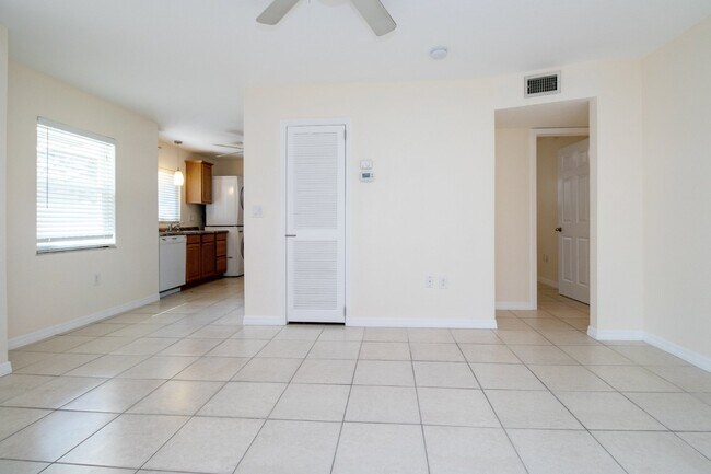 Building Photo - Indian Beach Park Duplex - walk to Ringling College!!