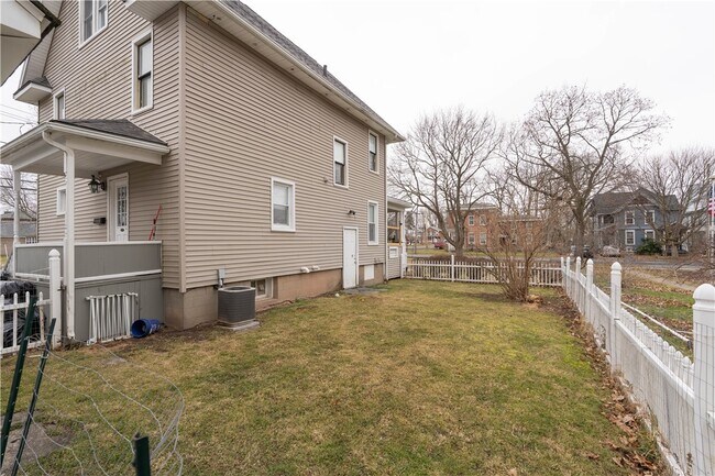 Building Photo - 20 W Elisha St