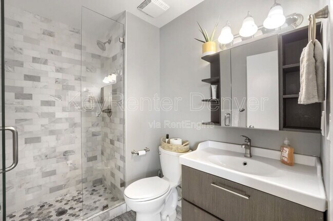 Building Photo - 1201 Galapago St