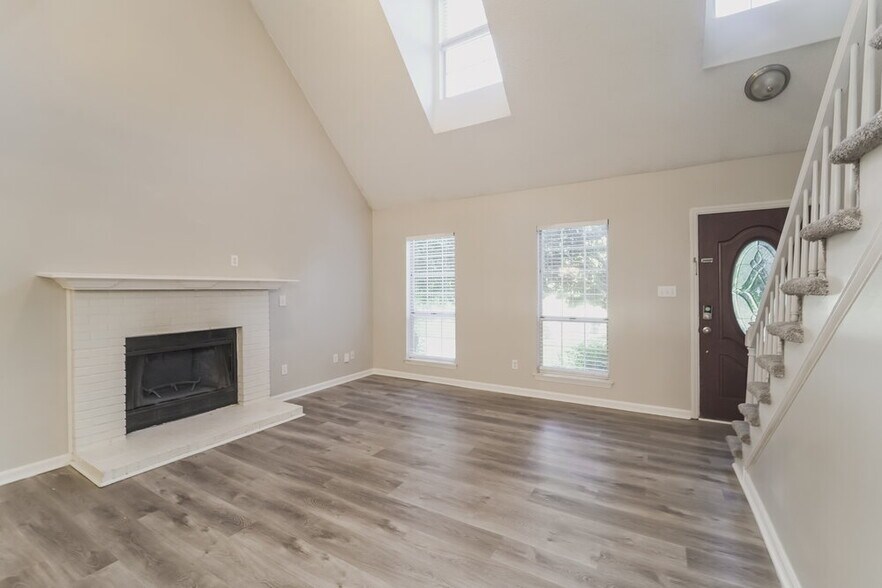 Building Photo - 9000 Oren Thompson Rd