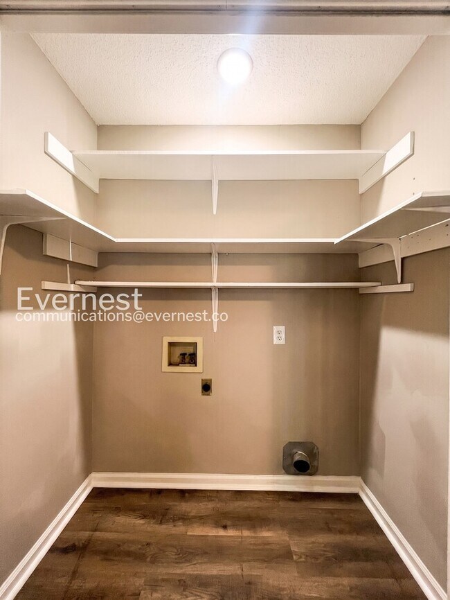 Building Photo - 3985 Fernway Dr