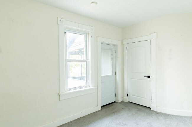 Building Photo - 415 Brightwood Ave