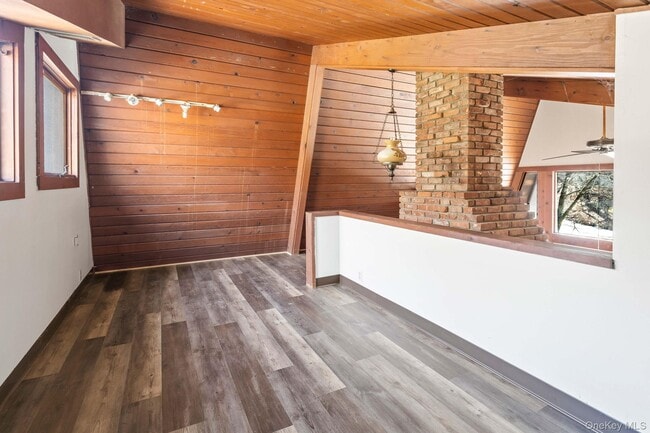 Building Photo - 304 Lake Lodge Dr