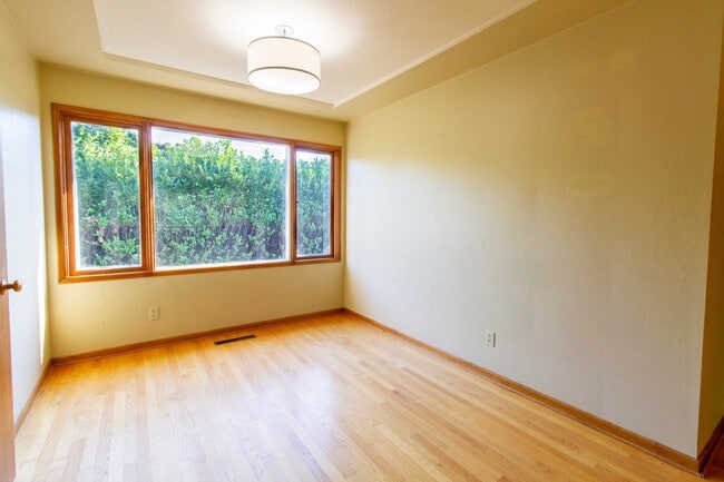 Building Photo - Fantastic SE Portland Home with Parking, Hardwoods, Charming Character, and Large Patio