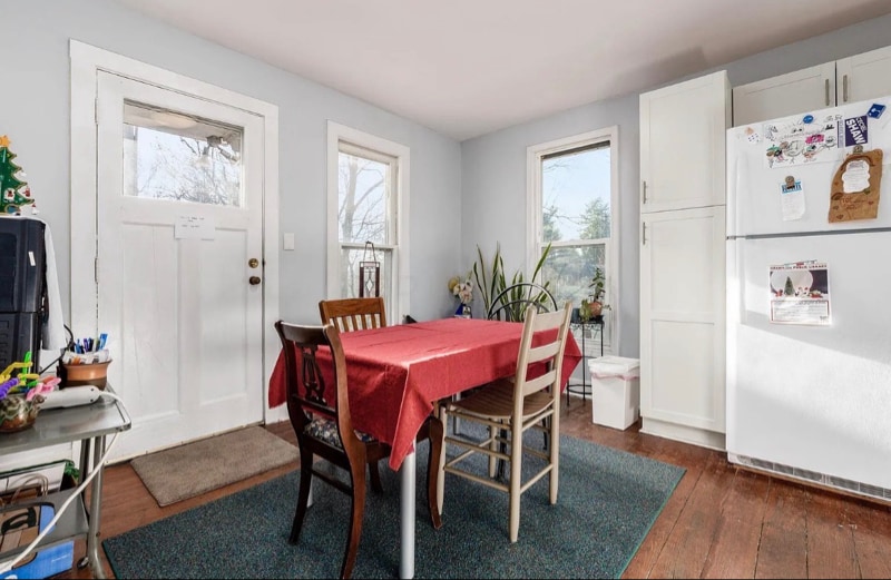 Building Photo - 453 Burg St