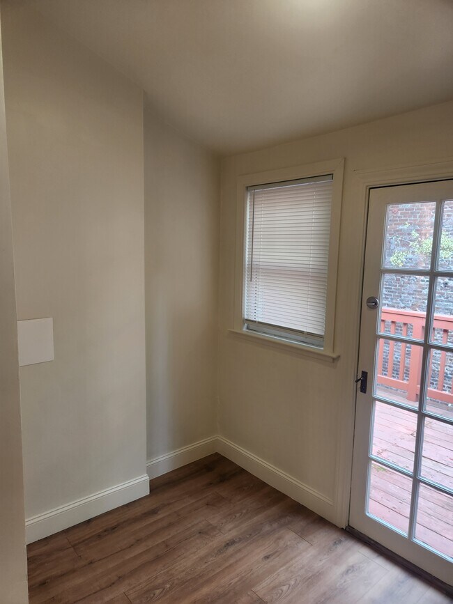 Building Photo - 166 Langton St