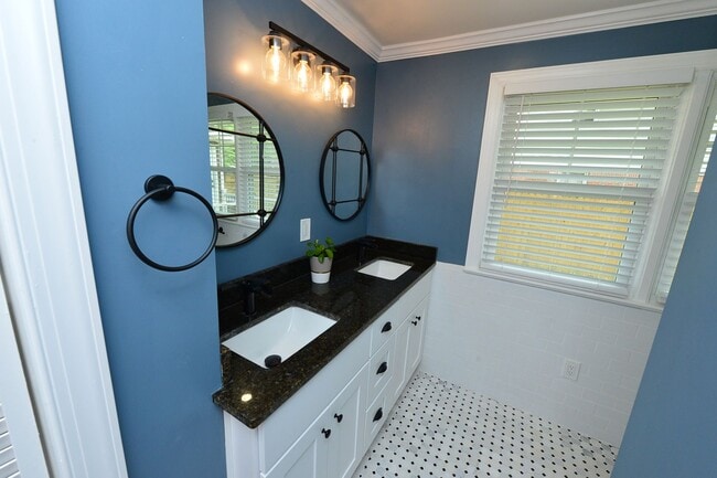 Building Photo - 817 Englewood Dr