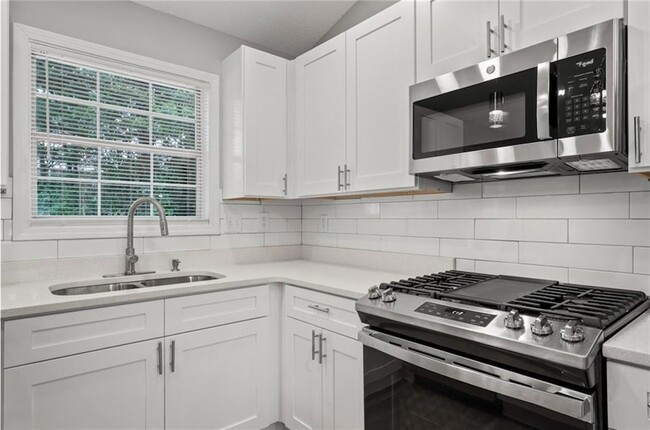 Building Photo - 298 Fallview Dr