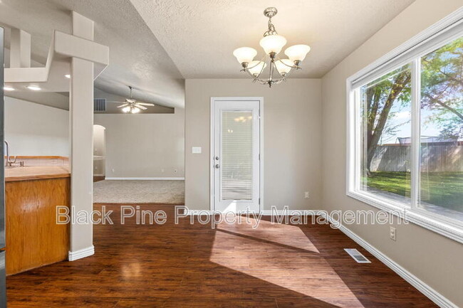 Building Photo - 4017 E Winterberry Dr