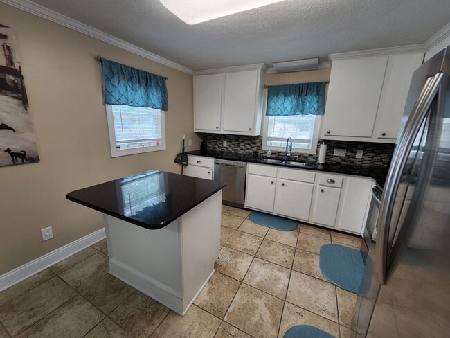 Building Photo - Staycation near everything Fayetteville