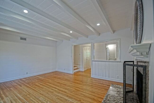 Building Photo - BEAUTIFULLY REMODELED, BRIGHT & AIRY HILLS...