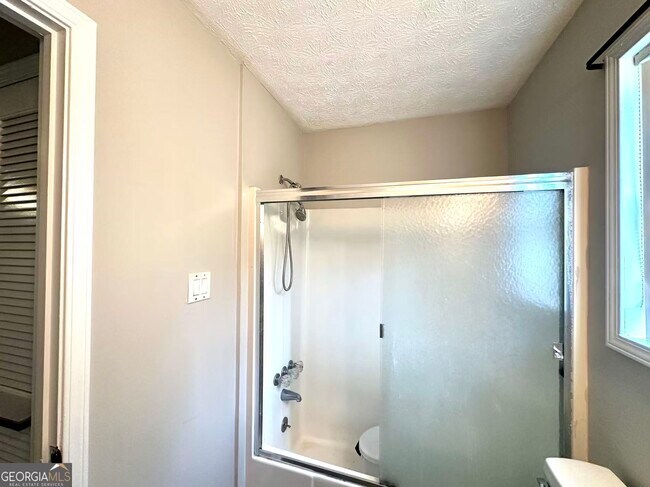 Building Photo - 100 Lakeview Ln