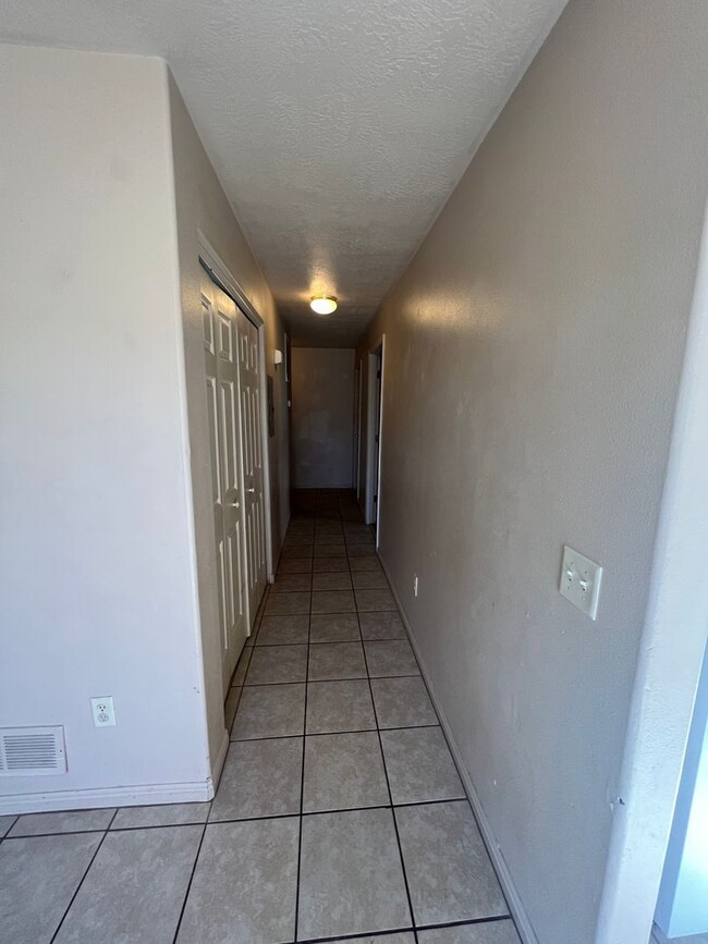 Building Photo - 3 bedroom 2 bathroom condo in great location!