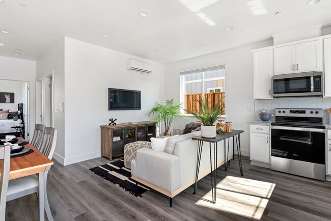 Building Photo - 2 bed 1 bath Vineyard views in your back yard