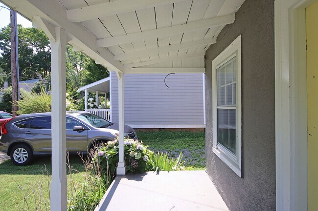 Building Photo - Charming Dog-Friendly Belmont Home