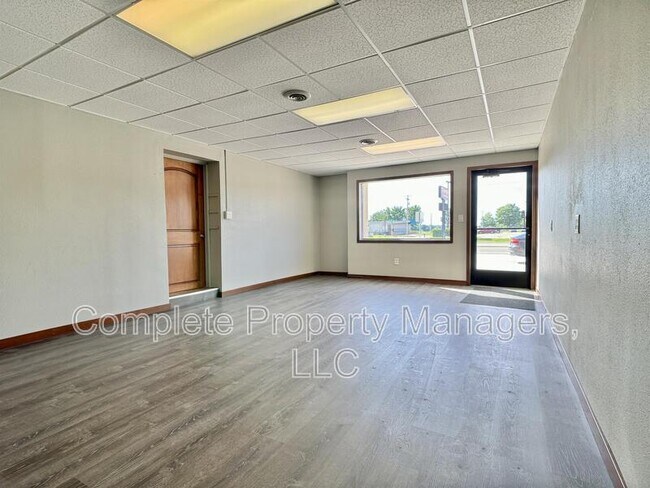 Building Photo - 702 E Main St