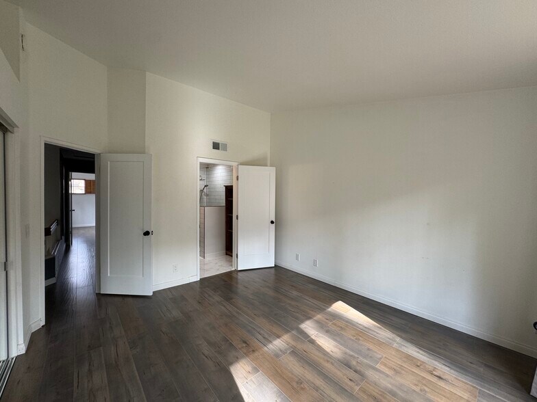 Building Photo - 5 Meadowbrook