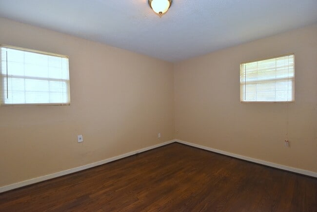 Building Photo - RECENTLY UPDATED 3 BEDROOM 1 BATH HOME