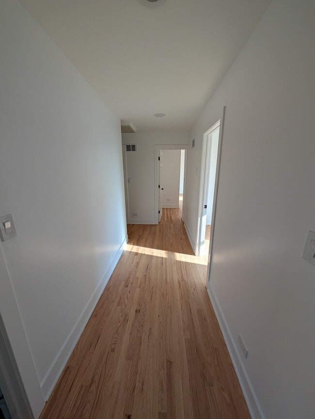 Building Photo - 916 N Noble St