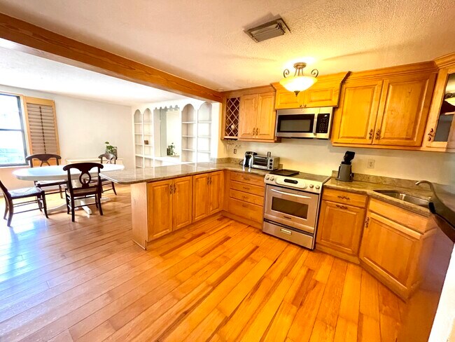Building Photo - 2551 Estey Ave