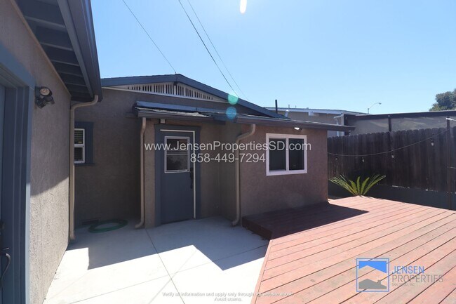 Building Photo - 2BR/1BA HOUSE w/ DRIVEWAY + GARAGE, WASHER...