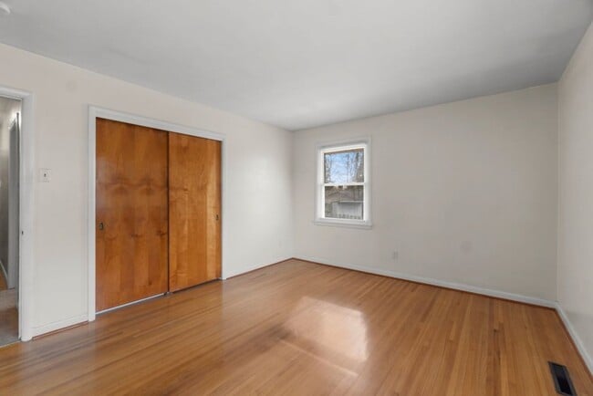 Building Photo - House Close To Campus!