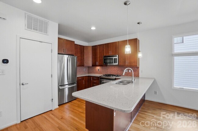 Building Photo - 921 Westbrook Dr