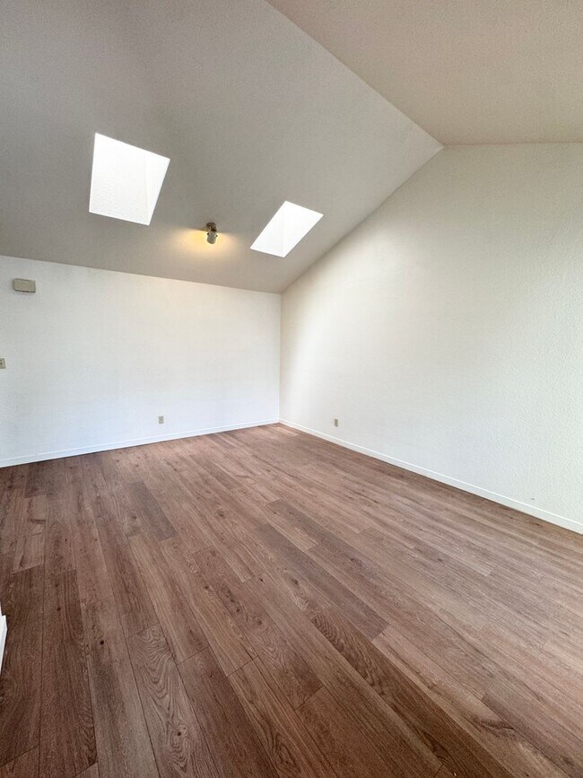 Building Photo - Bright Vaulted-Ceiling Condo in Gated Community • Pool • W/D Included • Move-In Ready